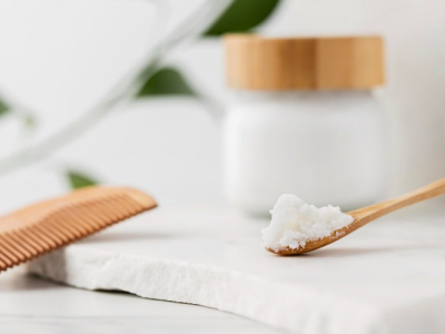 على عكس الدعك القاسي أو التقشير الكيميائي ، فإن هذا التقشير لطيف ولكنه فعال. لا تجرد بشرتك من الزيوت الطبيعية. بدلاً من ذلك ، يعزز نسيج بشرتك الطبيعي.