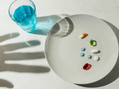 لماذا تُحدث الأقراص المغلفة عجائب في الطب الحديث؟