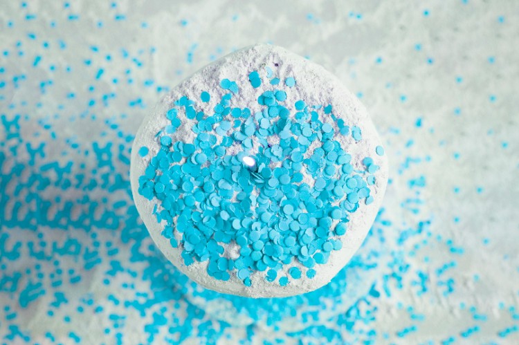 في Shine Health ، نحن ملتزمون بمساعدتك على التعرف على المكونات المهمة التي تجعل الأجهزة اللوحية الخاصة بك فعالة وخالية من المخاطر وموثوقة. اليوم ، نحن نغوص في السليلوز المصنوع من البلورة الصغيرة (MCC) ، وهو جزء سوبر ستار يستخدم عادة في أقراص الأدوية والمكملات. سواء كنت تقوم بتطوير عنصر جديد تمامًا أو مهتمًا ببساطة بواجبه ، فستكتشف سبب كون MCC أمرًا ضروريًا لصيغاتك. ما هو السليلوز الصغري (MCC)؟ السليلوز المصنوع من البلورة الدقيقة (MCC) هو نوع مصقول من السليلوز المشتق من لب الخشب ، إلى حد كبير مع إجراء يشار إليه باسم التحلل المائي الحمضي. تنقسم هذه العملية السليلوز مباشرة إلى شظايا أصغر حجمًا ، مما يؤدي إلى مسحوق ناعم وظيفي للغاية في العديد من القطاعات ، وخاصة في المنتجات الغذائية والمستحضرات الصيدلانية. يعمل MCC كعامل متزايد ، وكيل مكافحة صناعة ، ودرس في الأجهزة اللوحية. ميزةها الرئيسية في أجهزة الكمبيوتر اللوحي هي إعطاء الإطار والمساعدة في إجراء التصنيع. ومع ذلك ، هذا ببساطة البداية! السماح اكتشاف استخداماتها في مزيد من المعلومات. يعمل دور MCC في إنتاج اللوحات اللوحي ووكيل الضغط MCC كعامل ربط في تصنيع الكمبيوتر اللوحي. خلال الضغط ، فإنه يساعد على امتلاك جميع المكونات مع بعضها البعض ، مما يضمن أن الكمبيوتر اللوحي يحافظ على سلامته حتى يتم تعيينه على تصبفي في الجسم. هذا مهم لكل من فعالية وخدمة الخدمة للمنتج. عميل blowking كعامل blaking ، يتضمن MCC الحجم دون تغيير التركيب الكيميائي لجهاز الكمبيوتر اللوحي. هذا يجعل من المؤكد أن الجهاز اللوحي يظل بسيطًا للابتلاع ويحجم بشكل مناسب ، خاصةً عندما تكون المكونات النشطة مركزة للغاية. التفكك والإصدار بينما يضمن MCC جهاز الكمبيوتر اللوحي يحمل شكله ، فإنه يساعد بالإضافة إلى ذلك في التفكك بمجرد استهلاكه. هذا يتأكد من أن المكونات النشطة في الجهاز اللوحي يتم إطلاقها في الوقت الصحيح ، مما يؤدي إلى أفضل استخدام للامتصاص والفعالية. لماذا يعد MCC أمرًا بالغ الأهمية للأجهزة اللوحية الخالية من الغلوتين من بين الفوائد البارزة لجهاز MCC هو أنها خالية من الغلوتين ، مما يجعلها مكونًا موصى به في أقراص خالية من الغلوتين وصيغ الطعام. سواء كنت تقوم بإنشاء قرص فيتامين خالٍ من الغلوتين أو ملحق ، توفر MCC حلاً آمنًا وموثوقًا بزيادة الهيكل دون تعريض الجودة العالية.  هو بديل آمن للغلوتين ، ويعمل كعامل مثخن ، ومستحلب ، والمستحلب.  يضمن الراحة أنه يمكن استخدامه في مجموعة من الصيغ ، من أقراص الفيتامينات إلى المكملات الغذائية. يجب أن تكون الفوائد السرية لـ MCC في الأجهزة اللوحية المحسّنة الملمس والأقراص الاتساق متسقة في نسيج بساطة الاستهلاك. تحتفظ MCC AIDS بهذا التوحيد عن طريق التأكد من أن كل جهاز لوحي له مظهر سلس وموحد. يمكن لـ FAT Substuity MCC تغيير الدهون في صيغ الكمبيوتر اللوحي. لا يضيف السعرات الحرارية الإضافية أو الدهون غير المرغوب فيها ، مما يجعلها مثالية للعملاء الواعين بالوزن. يحسن الاستقرار MCC يعزز أمان المكونات النشطة عن طريق منع امتصاص الرطوبة ، مما قد يسبب تدهور. يدعم الإصدار المتحكم فيه في بعض تركيبات الأجهزة اللوحية ، يساعد MCC في الإصدار المتحكم فيه ، مما يضمن إطلاق المكونات النشطة على مدار مدة محددة. بالضبط كيف يعمل MCC في حجم الجسيمات المجهري ومساحة السطح: يعزف حجم الجسيمات لجهاز MCC واجبًا مهمًا في أدائه في الأجهزة اللوحية. كلما كان حجم الجسيمات أصغر حجمًا ، كان قابلية التدفق بشكل أفضل ، وهو أمر مهم لضغط الجهاز اللوحي. هذا يتأكد من أن MCC يمكن مزجها بفعالية مع مكونات أخرى لإنشاء جهاز كمبيوتر لوحي ثابت. استفاد إجراء التحلل المائي الحمضي للحصول على MCC من لب الخشب يتأكد من أن السليلوز الذي تم الحصول عليه هو أرضية بدقة وله سطح كبير. هذا السطح ضروري لتحسين المباني الملزمة والحفاظ على سلامة الكمبيوتر اللوحي. عملية الإنتاج: من لب الخشب إلى الأجهزة اللوحية ، تستلزم الرحلة من لب الخشب إلى MCC مراحل عديدة. الخطوة الأولية هي التحلل المائي الحمضي ، حيث يتم تقسيم السليلوز إلى قطع أصغر. يمكن أيضًا استخدام هيدروكسيد الصوديوم لضبط السليلوز بشكل إضافي قبل تنقيحه مباشرة في المسحوق الناعم الذي نحدده باسم MCC. عندما يتم تنقيح السليلوز الذي تم الحصول عليه بالفعل ، يتم تجفيفه تمامًا وتصريفه لضمان حجم الجسيمات المتسق. يمكن استخدام المنتج النهائي بعد ذلك في مجموعة من تطبيقات الكمبيوتر اللوحي ، مما يضيف إلى أي من الهيكل إلى الاستقرار. لماذا يعد MCC خيارًا أفضل للأجهزة اللوحية المكملة يعزز المتانة اللوحي: تعمل MCC على تحسين الاستقرار الهيكلي للأجهزة اللوحية ، مما يضمن أن تظل غير تالفة أثناء المناولة والنقل والتخزين. يعزز توحيد الجهاز اللوحي: أقراص مصنوعة من MCC عرض توحيد أفضل بكثير في البعد والوزن ، مما يسبب ثابتًا وتحسين ثقة المستهلك. يعزز القابلية للذوبان: يساعد مسحوق MCC في السيطرة على سعر حل أجهزة الكمبيوتر اللوحي ، مما يسمح بإنقاذ المكونات النشطة بشكل تدريجي ، مما يؤدي إلى نتائج تصالحية أفضل بكثير. كيف تساهم MCC في كفاءة اللوحات؟ لا يؤدي استخدام MCC في أجهزة الكمبيوتر اللوحي إلى تحسين الجودة العالية للعنصر- كما أنه يعزز أداء تصنيع الكمبيوتر اللوحي. يحسن مسحوق MCC الناعم قابلية تدفق الأجهزة اللوحي ، مما يسمح بخلط وضغط أفضل بكثير في جميع أنحاء التصنيع. هذا يقلل من تهديد عيوب الكمبيوتر اللوحي ويضيف إلى إجراء إنتاج أكثر كفاءة وفعالية من حيث التكلفة. MCC في تطبيقات الأجهزة اللوحية الأخرى الأقراص الفوارة: يستخدم MCC أيضًا في أقراص شمبانيا للمساعدة في إدارة إطلاق الكربنة وتعزيز الملمس. الأجهزة اللوحية المغلفة بالأفلام: يساعد MCC في إنتاج الطلاءات اللامعة واللامعة للأجهزة اللوحية التي تذوب بسرعة بمجرد استهلاكها. الأفكار الأخيرة: لماذا نثق في MCC في الأجهزة اللوحية السليلوز المصنوع من البلوريين أكبر من مجرد حشو- إنه مكون حاسم يضيف قيمة في تصنيع الأجهزة اللوحية. من تعزيز الهيكل والوئام إلى ضمان الأمان والإطلاق الخاضع للرقابة ، يساعدنا MCC في تقديم عناصر متميزة للمستهلكين لدينا. في Shine Health ، نفهم أهمية السليلوز المصغرة في توليد أقراص جديرة بالثقة وفعالة وخالية من المخاطر. نبقى لدعم النهوض بصيغات خالية من الغلوتين والمستدامة والمتميزة من خلال تقديم MCC التي تفي بأعلى المعايير.