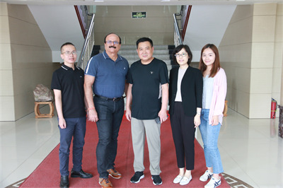 صورة جماعية مع العملاء الهنود