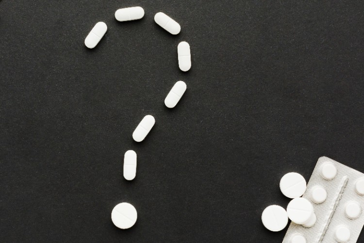 لماذا نغلف الأقراص: العلم الخفي الذي تبتلعه