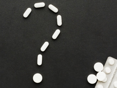 لماذا نغلف الأقراص: العلم الخفي الذي تبتلعه